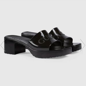 GUCCI women’s rubber slide sandals